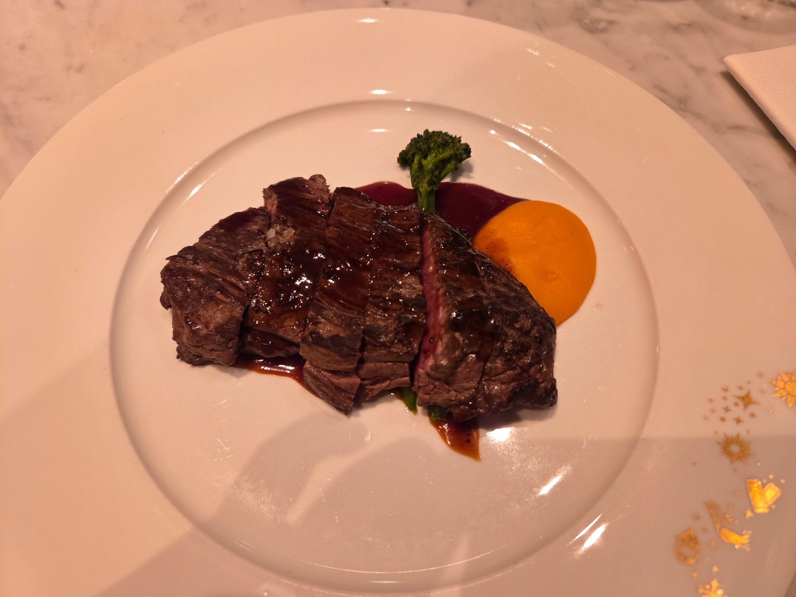 Bavette met peperjus, puree en groente